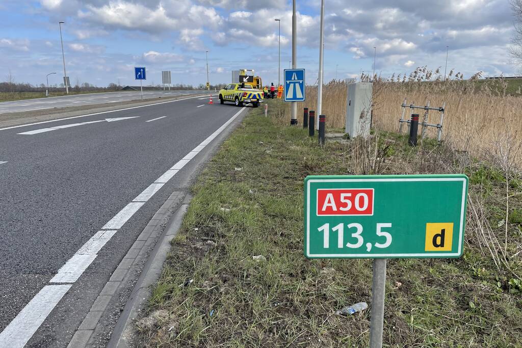 Auto belandt in de sloot langs toerit