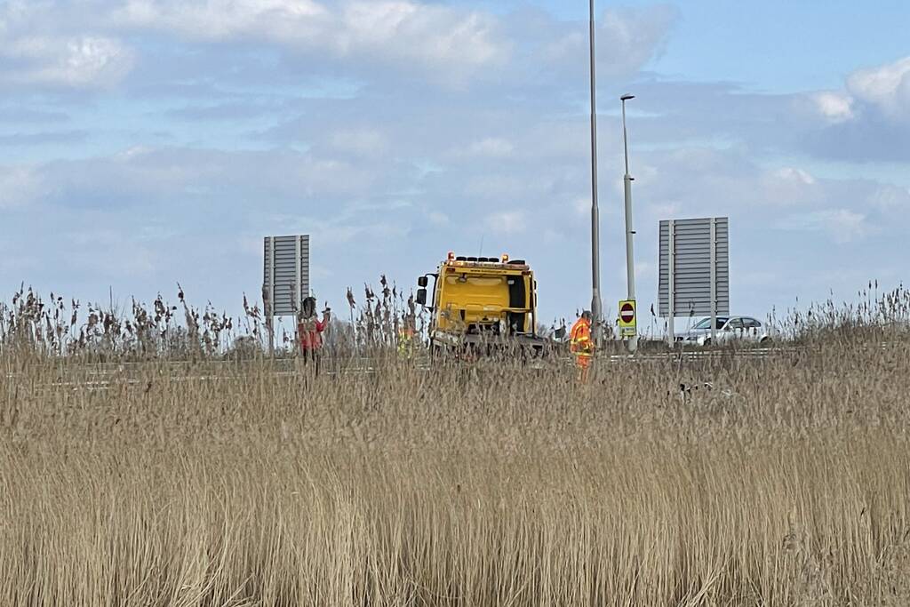 Auto belandt in de sloot langs toerit