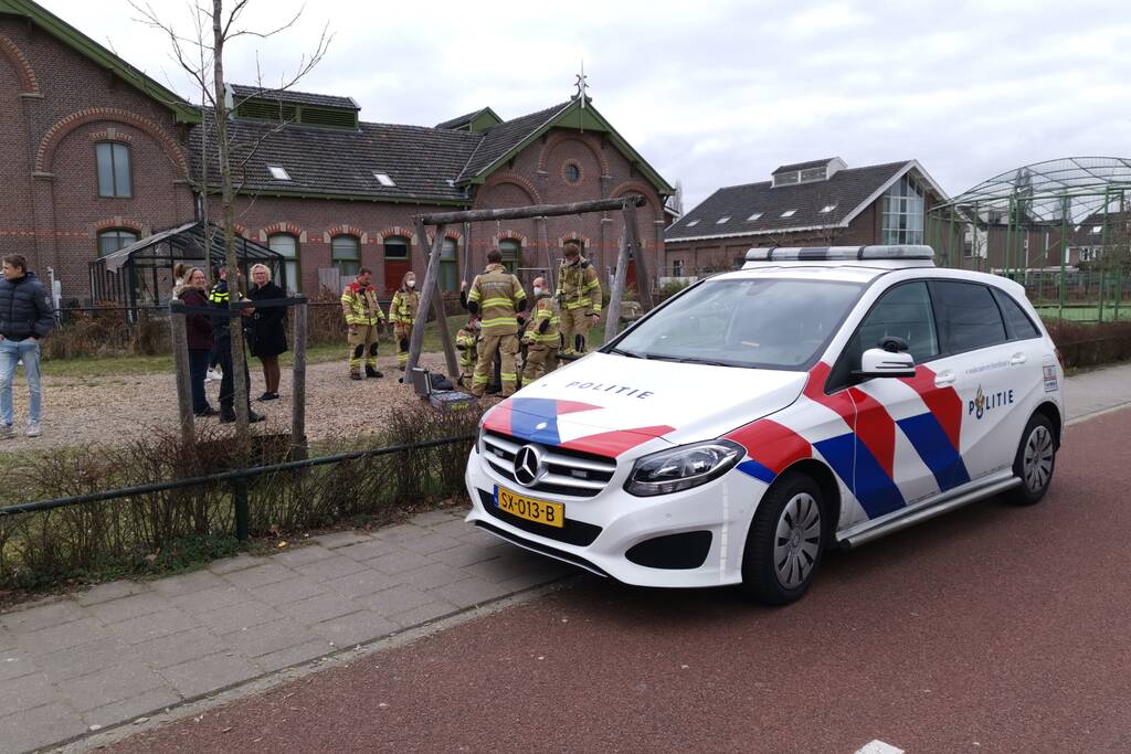 Brandweer bevrijdt man uit speeltoestel