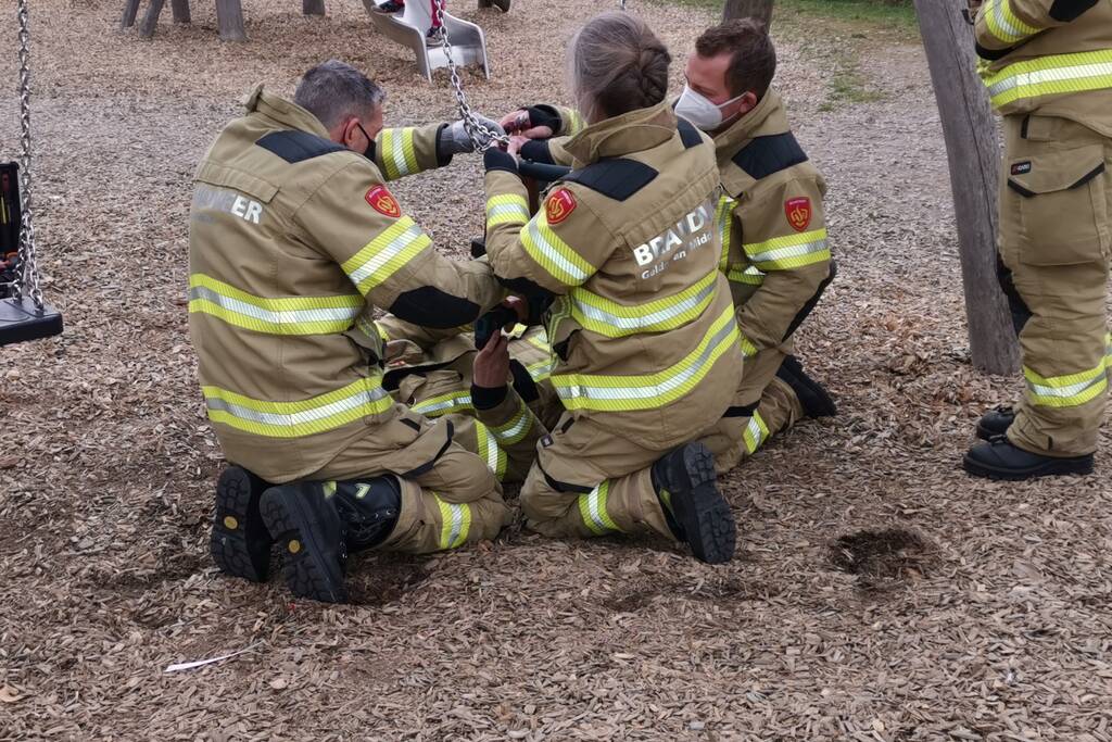 Brandweer bevrijdt man uit speeltoestel
