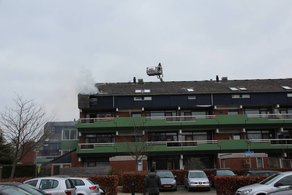 Brandweer blust brandend dak