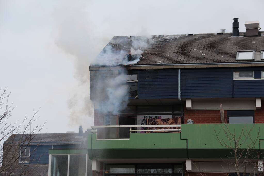 Brandweer blust brandend dak