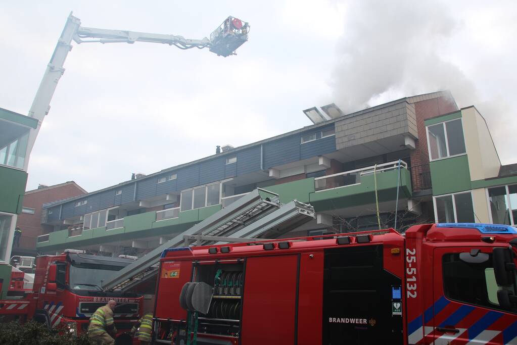 Brandweer blust brandend dak