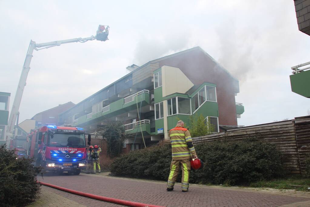 Brandweer blust brandend dak