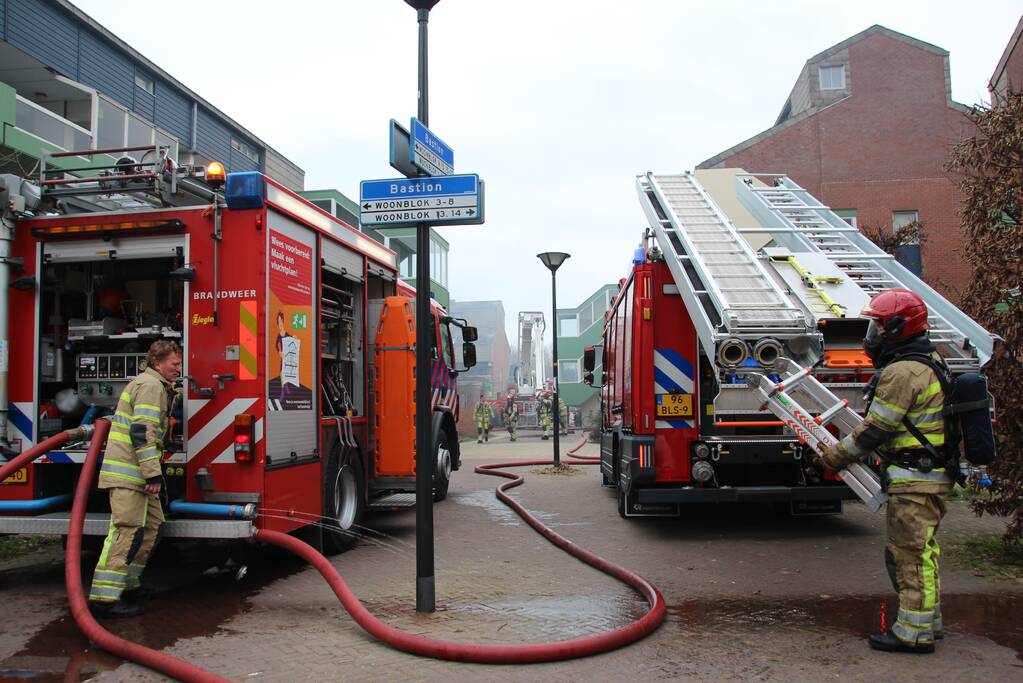 Brandweer blust brandend dak