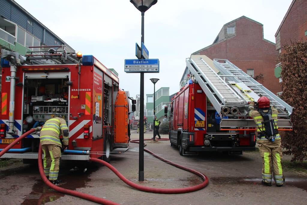 Brandweer blust brandend dak