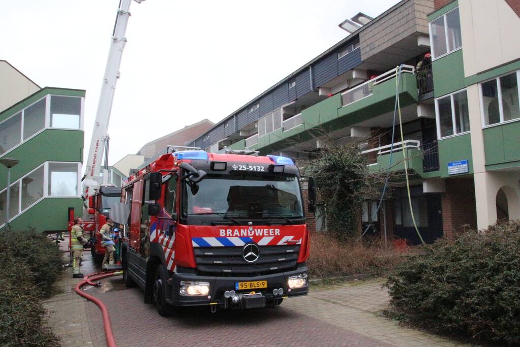 Brandweer blust brandend dak