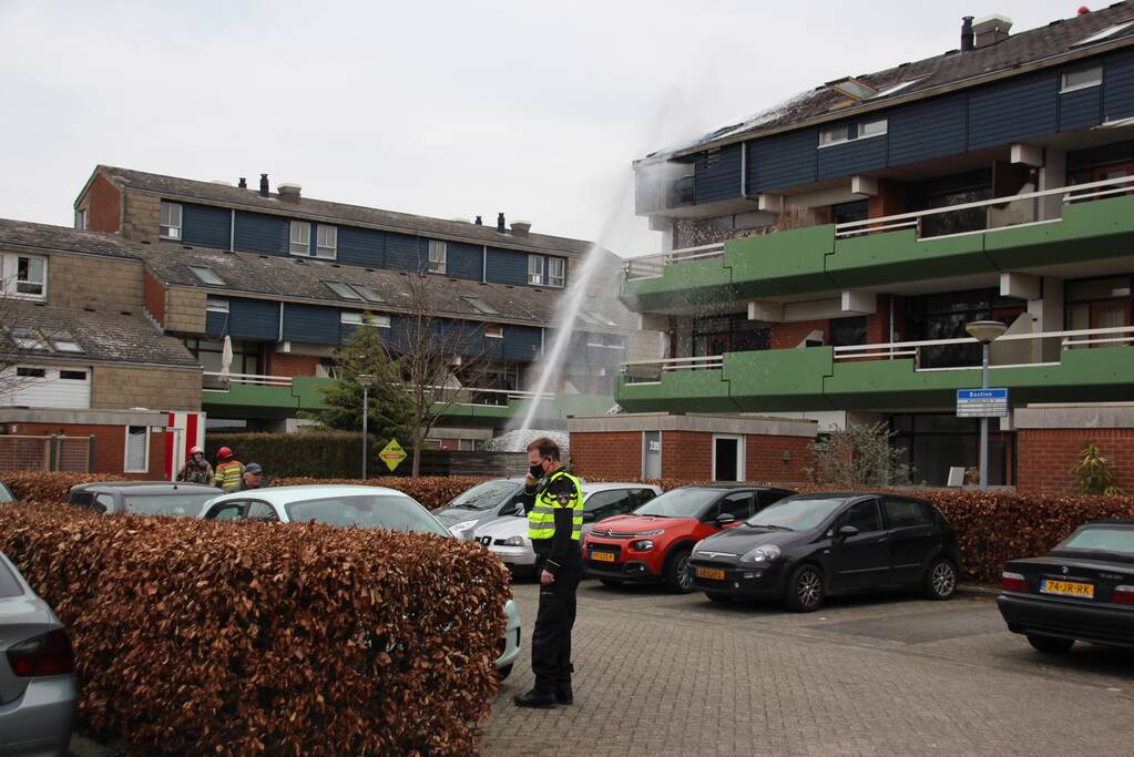Brandweer blust brandend dak