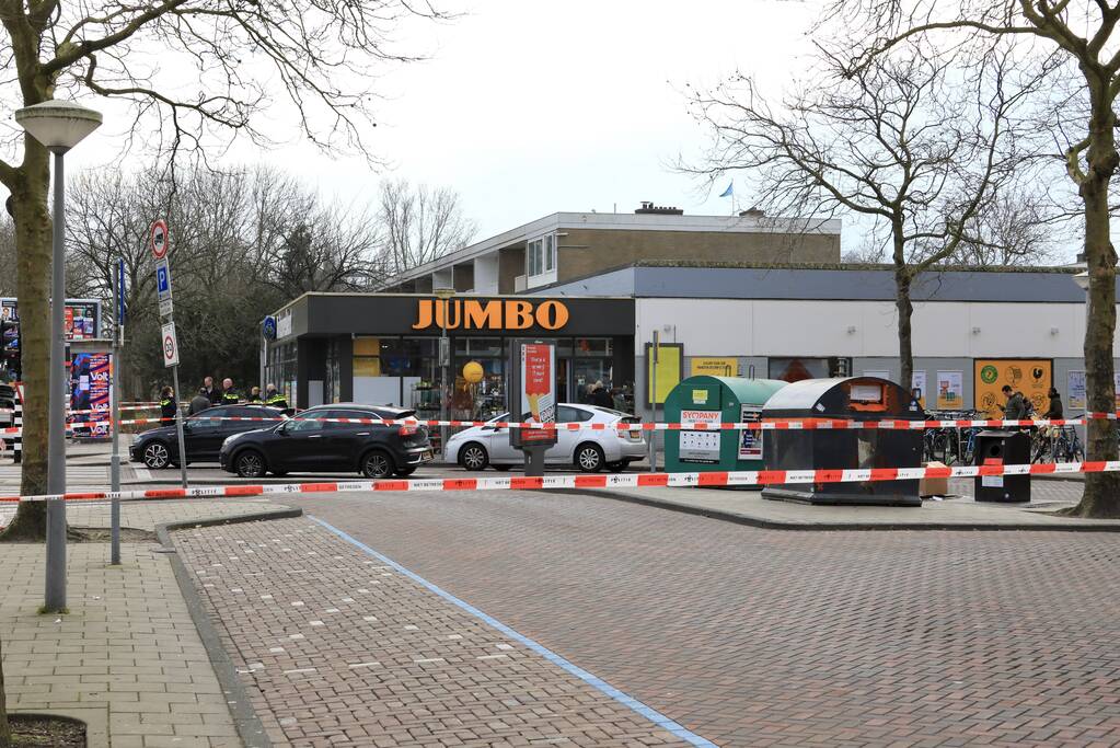 Gewonde bij steekpartij naast supermarkt