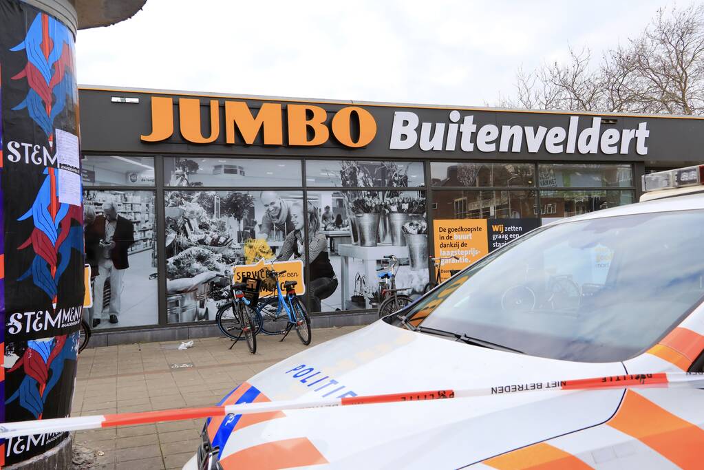 Gewonde bij steekpartij naast supermarkt