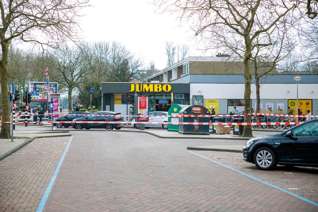 Gewonde bij steekpartij naast supermarkt