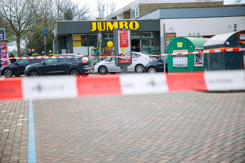Gewonde bij steekpartij naast supermarkt