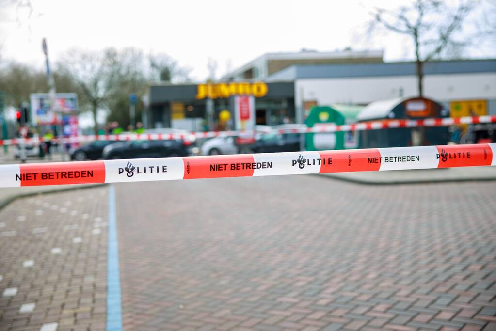 Gewonde bij steekpartij naast supermarkt