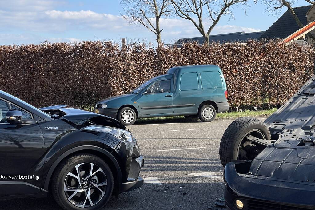 Personenauto belandt op zijn kop na aanrijding