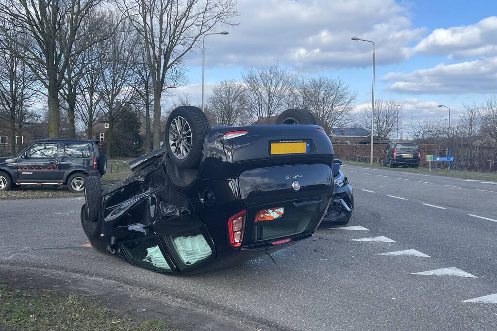 Personenauto belandt op zijn kop na aanrijding