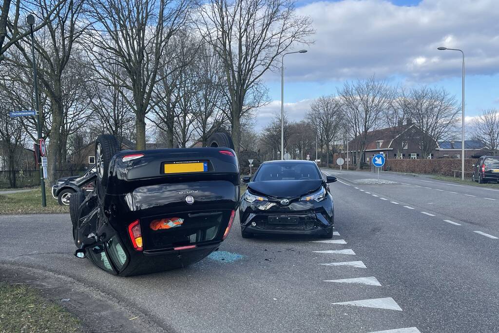 Personenauto belandt op zijn kop na aanrijding