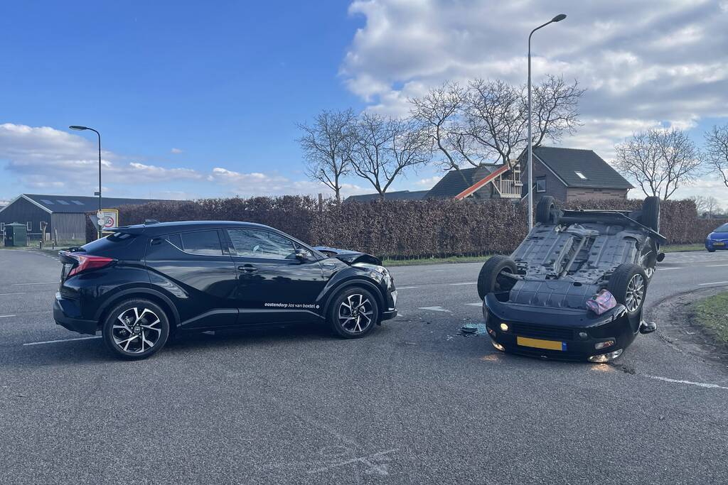 Personenauto belandt op zijn kop na aanrijding