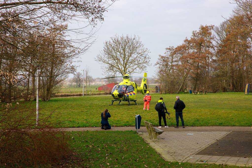 Kind valt uit boom en raakt zwaargewond
