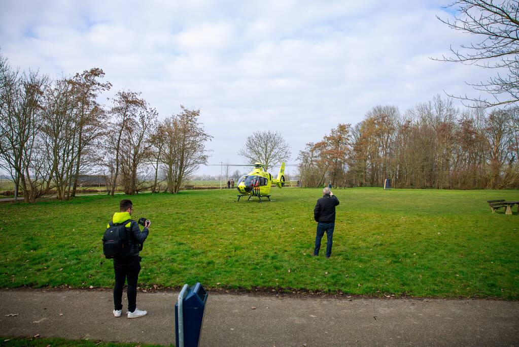 Kind valt uit boom en raakt zwaargewond