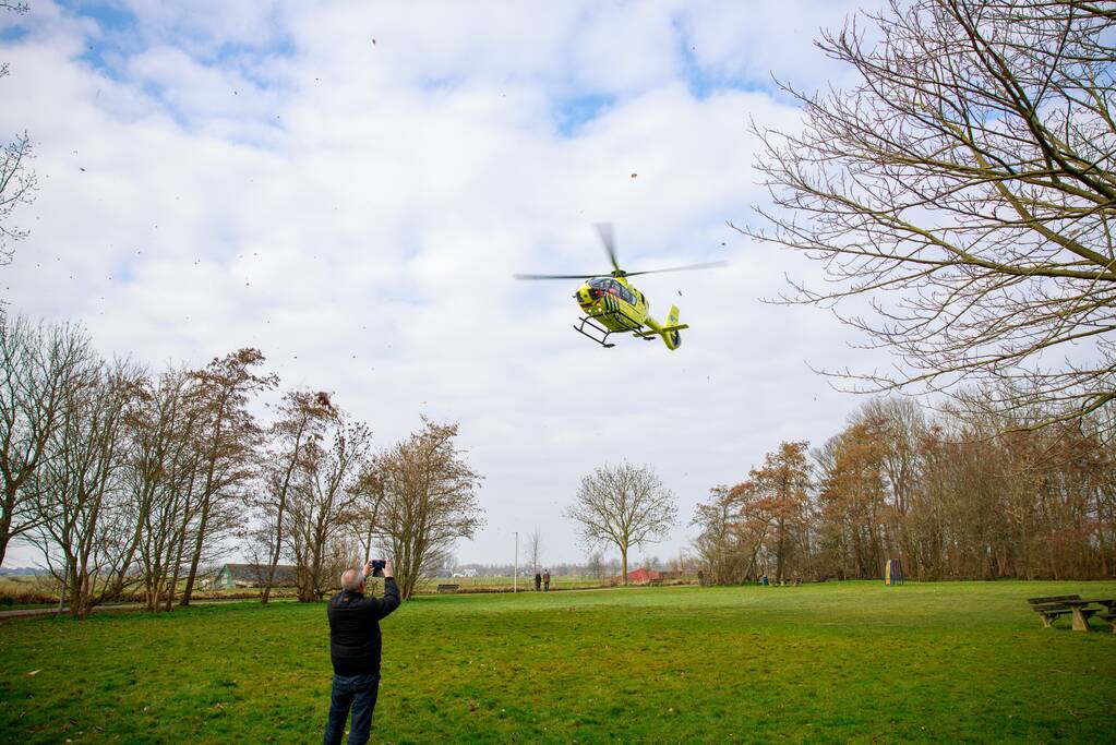 Kind valt uit boom en raakt zwaargewond