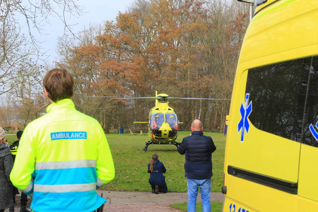 Kind valt uit boom en raakt zwaargewond