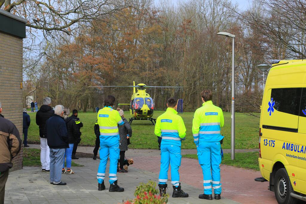 Kind valt uit boom en raakt zwaargewond