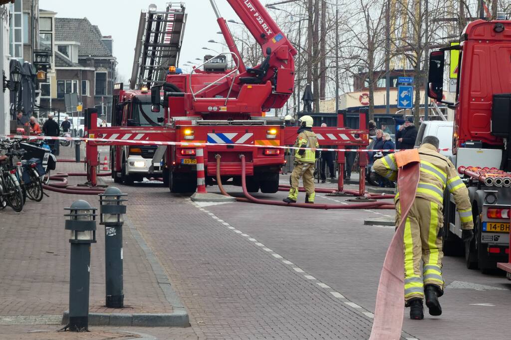 Brandweer bestrijdt grote uitslaande gebouwbrand