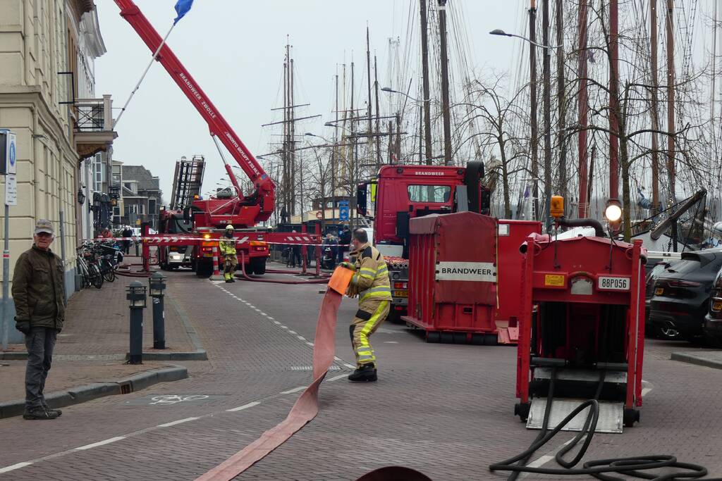 Brandweer bestrijdt grote uitslaande gebouwbrand