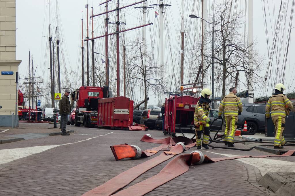 Brandweer bestrijdt grote uitslaande gebouwbrand
