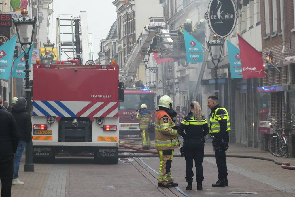 Brandweer bestrijdt grote uitslaande gebouwbrand