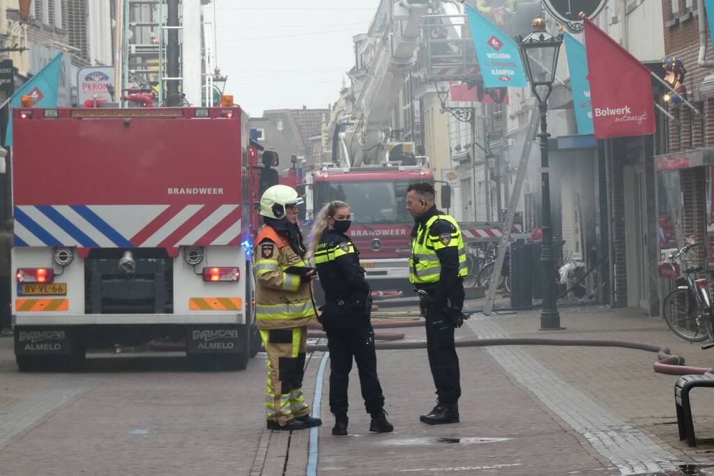 Brandweer bestrijdt grote uitslaande gebouwbrand