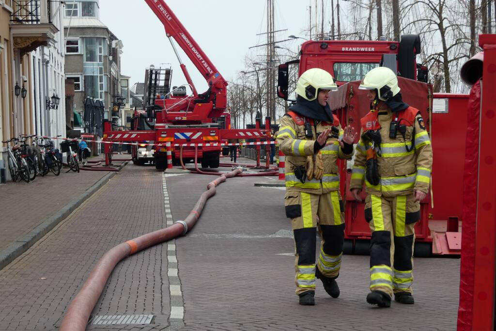 Brandweer bestrijdt grote uitslaande gebouwbrand
