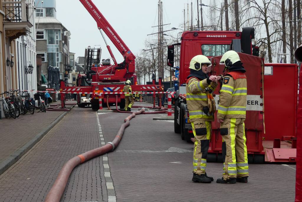 Brandweer bestrijdt grote uitslaande gebouwbrand