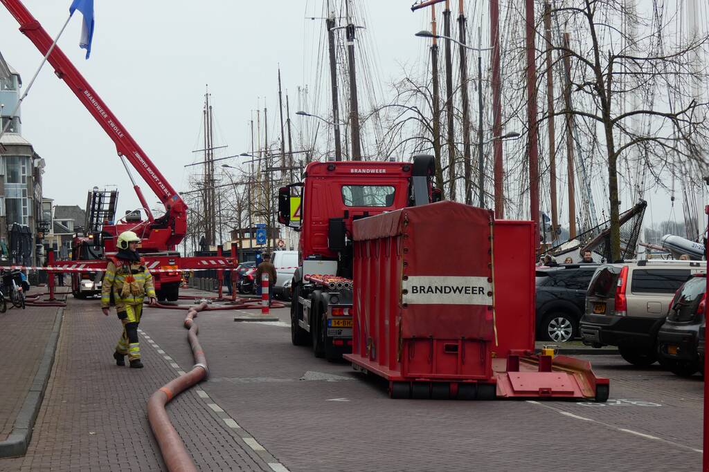 Brandweer bestrijdt grote uitslaande gebouwbrand