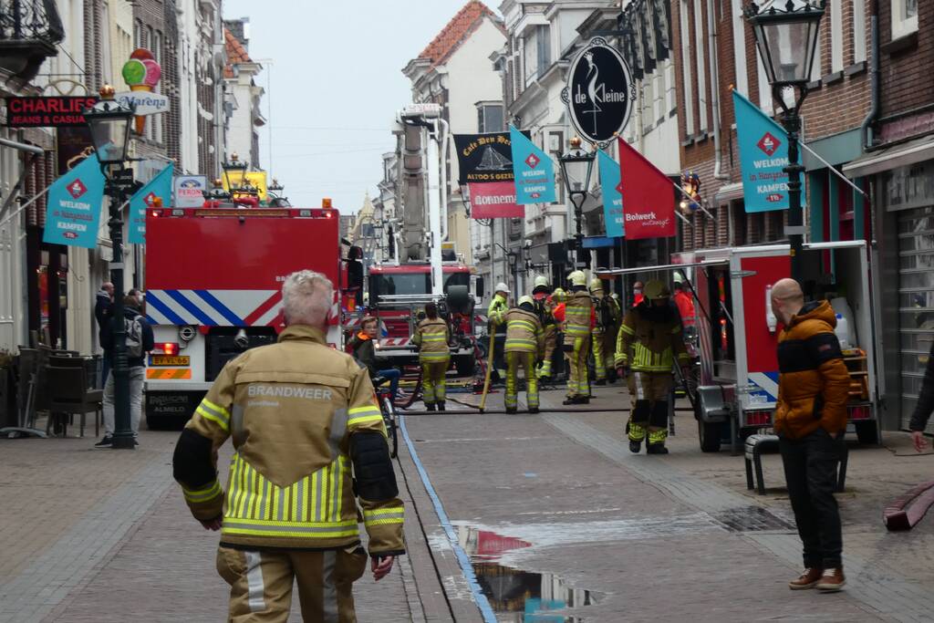 Brandweer bestrijdt grote uitslaande gebouwbrand