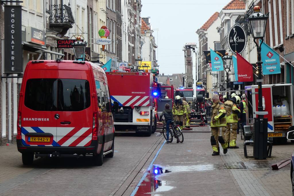 Brandweer bestrijdt grote uitslaande gebouwbrand