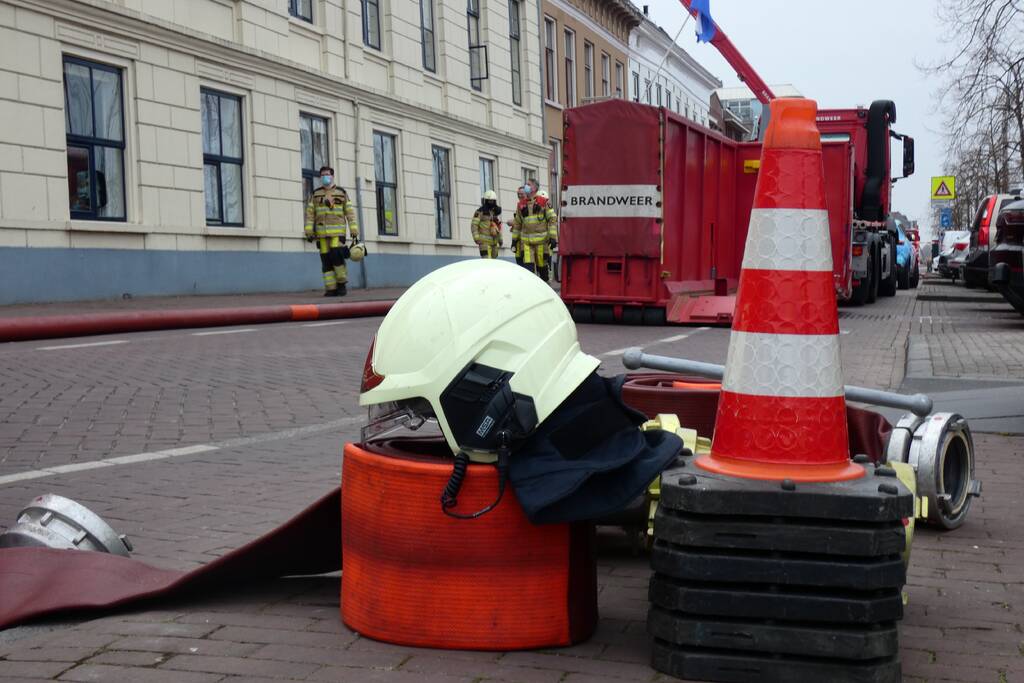 Brandweer bestrijdt grote uitslaande gebouwbrand