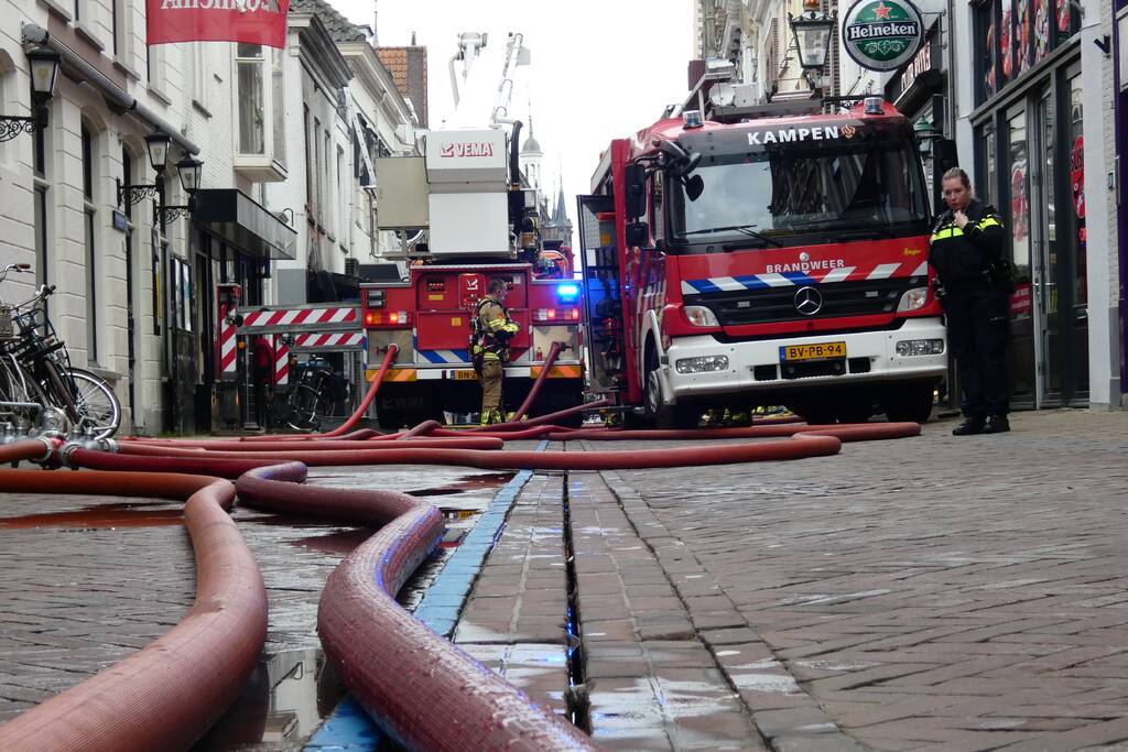 Brandweer bestrijdt grote uitslaande gebouwbrand