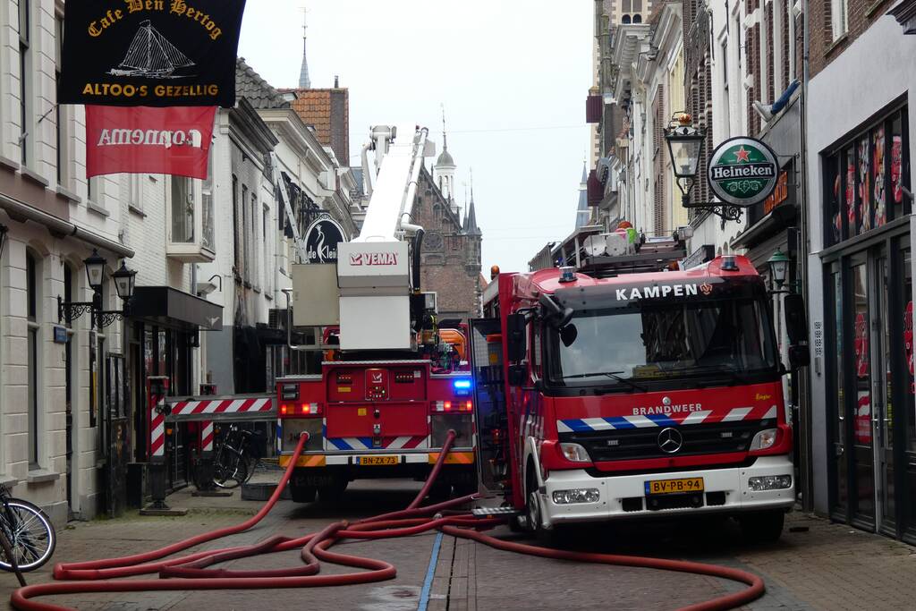 Brandweer bestrijdt grote uitslaande gebouwbrand