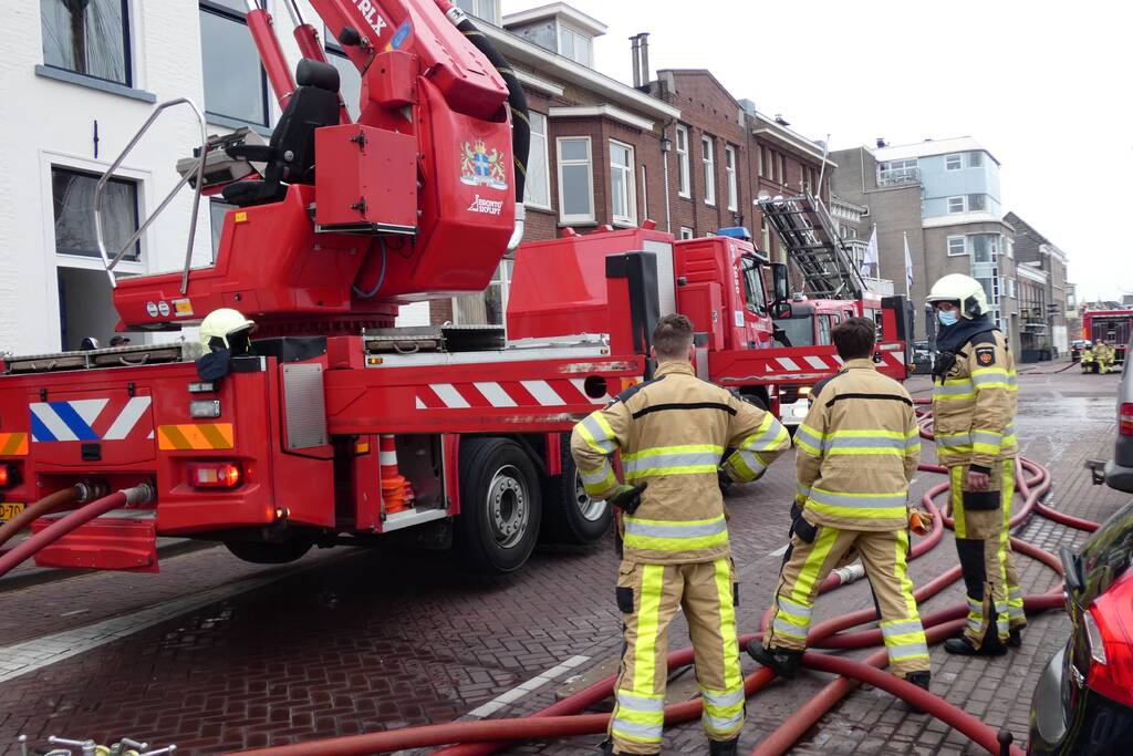 Brandweer bestrijdt grote uitslaande gebouwbrand