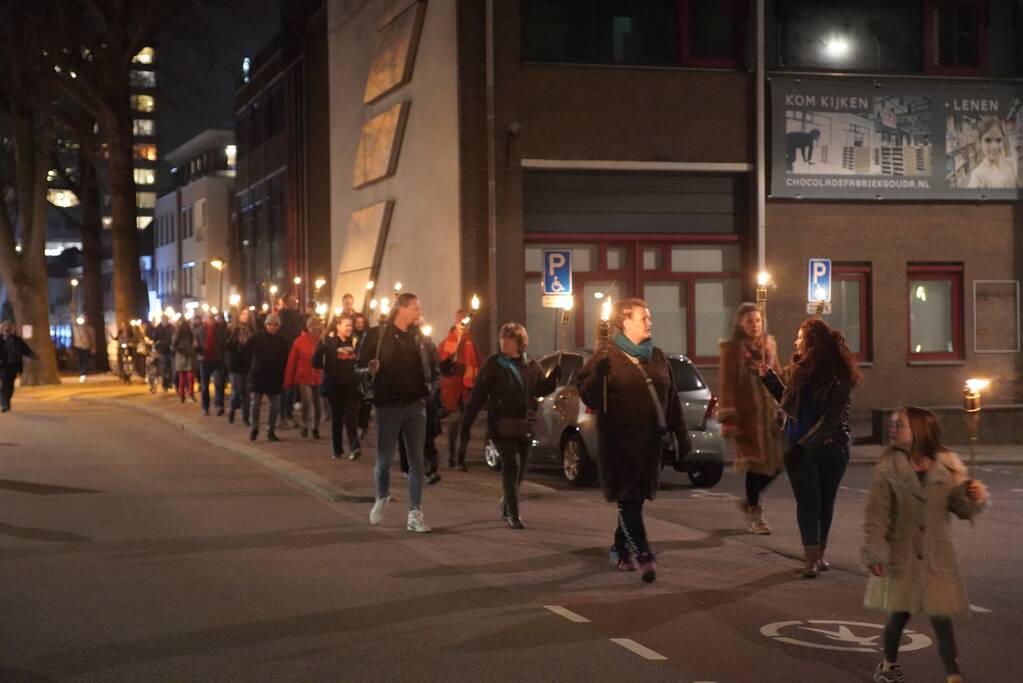 Optocht met fakkels door centrum