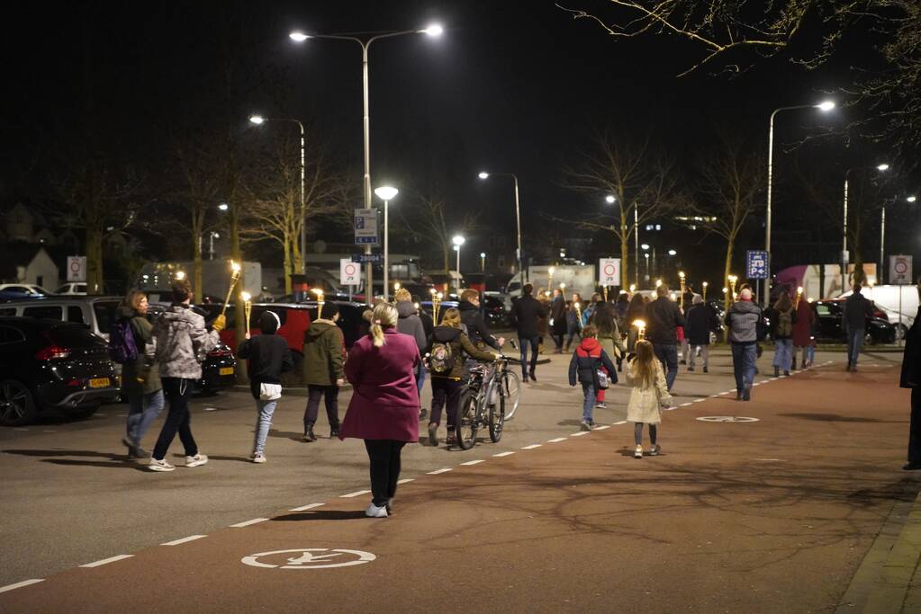 Optocht met fakkels door centrum