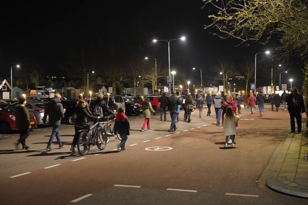 Optocht met fakkels door centrum