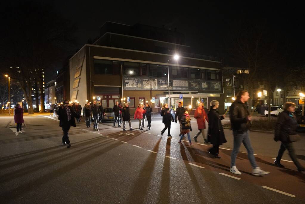 Optocht met fakkels door centrum