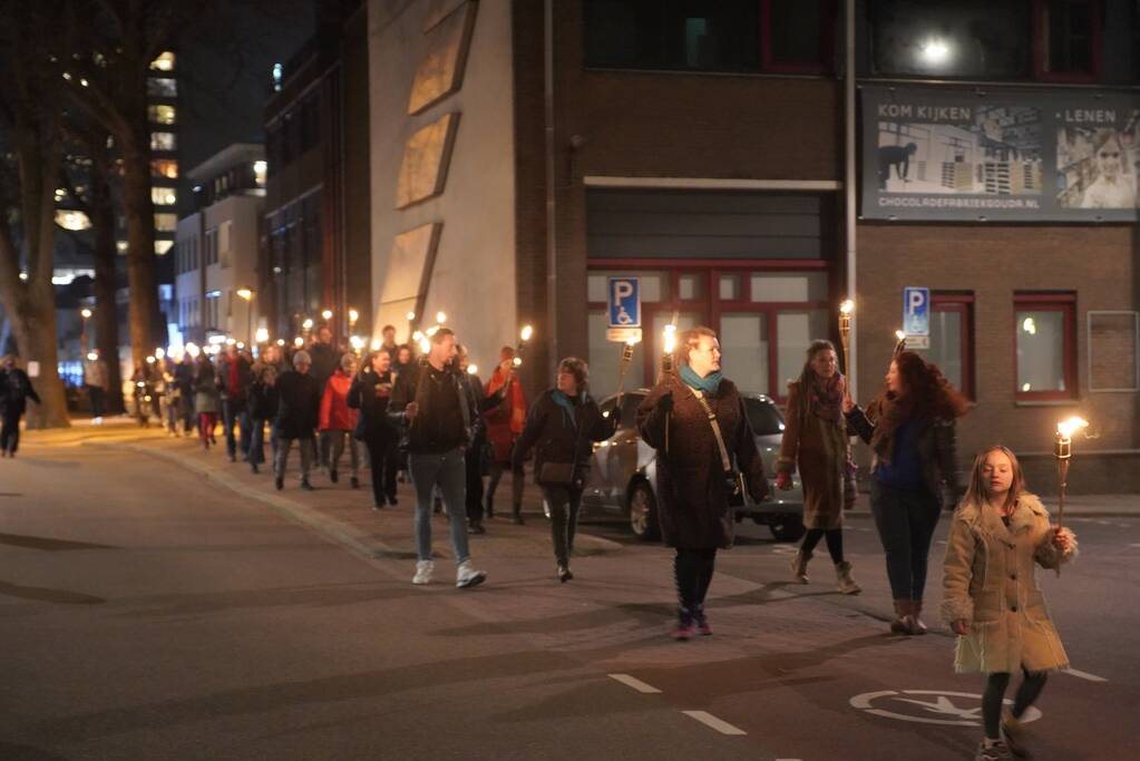 Optocht met fakkels door centrum