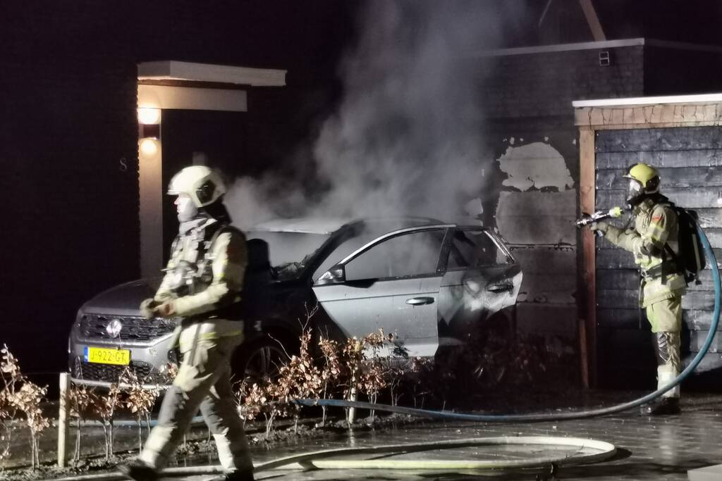 Veel schade na autobrand op oprit van woning