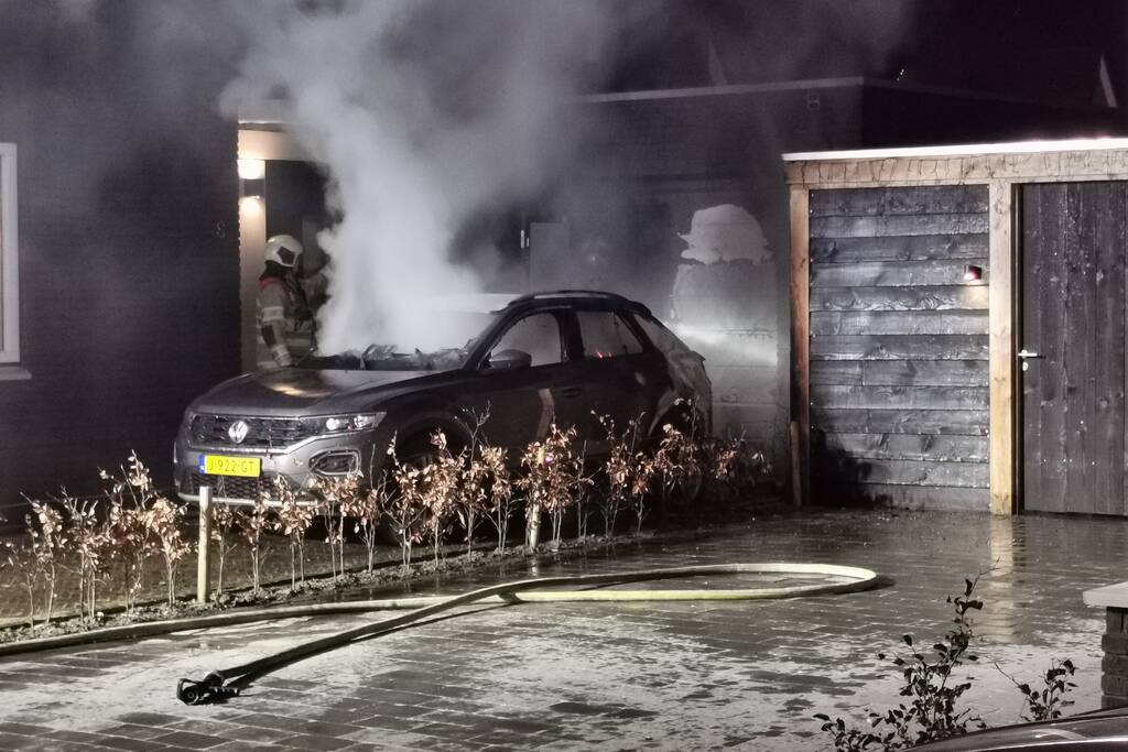 Veel schade na autobrand op oprit van woning