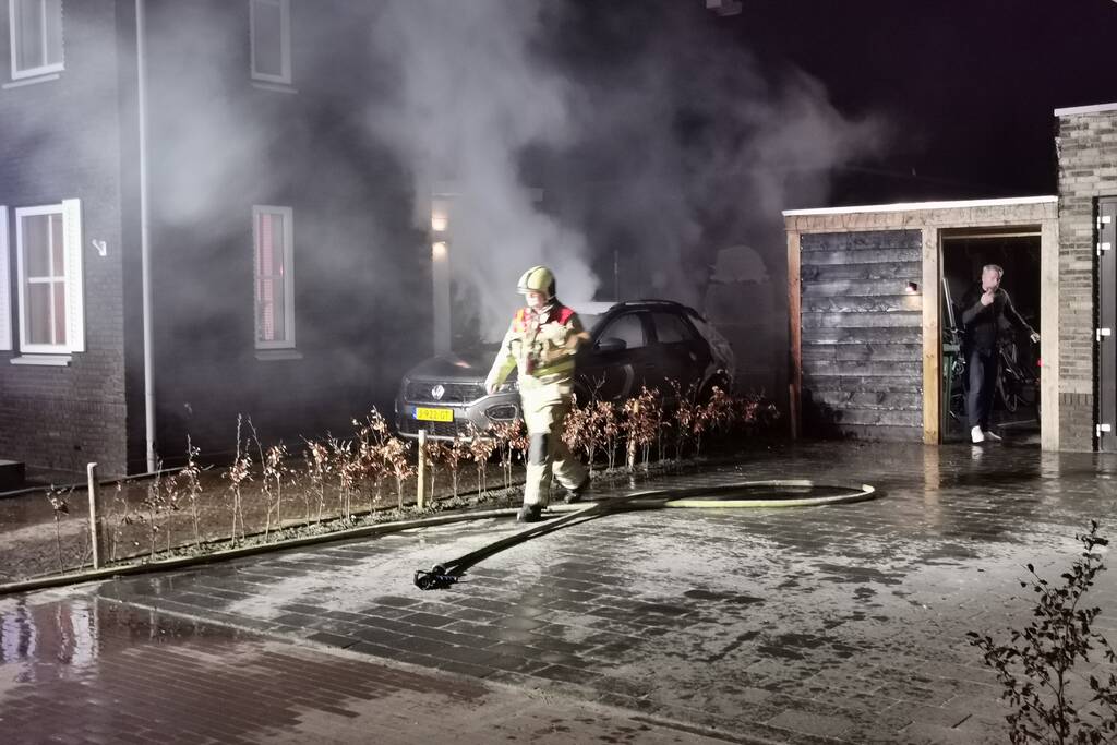 Veel schade na autobrand op oprit van woning