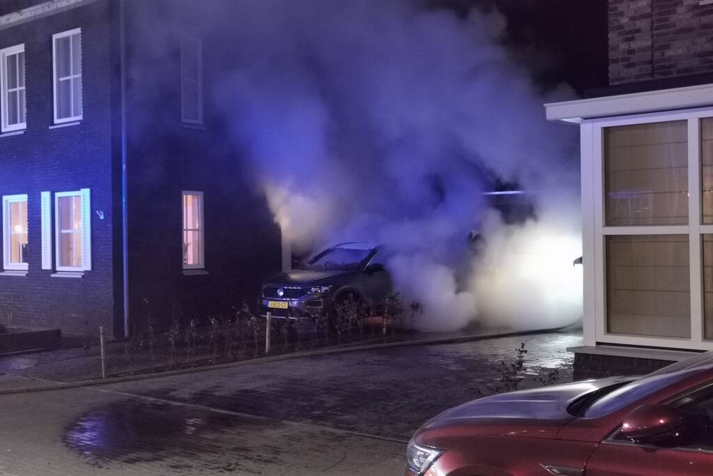Veel schade na autobrand op oprit van woning