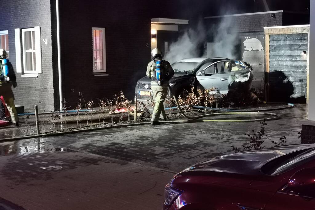 Veel schade na autobrand op oprit van woning